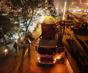 Hà Nội: Xe container húc đổ cổng hạn chế chiều cao, đường Xuân Thủy bị chặn lối