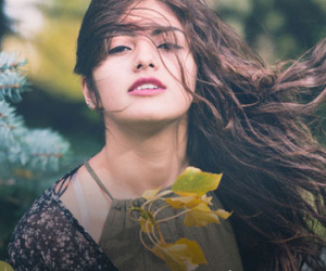 Là con gái, ra đường phải như công chúa, làm việc giống đàn ông và sống như một nữ thần