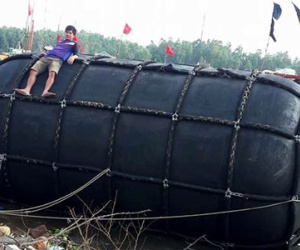 Ngư dân Quảng Ngãi vớt được "phao khủng" trôi dạt giữa biển