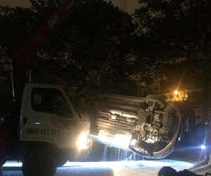 Người phụ nữ thoát chết khi ôtô rơi xuống mương nước thải