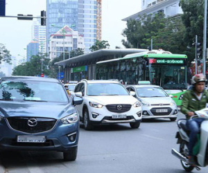 Nhan nhản ô tô dừng đỗ trái phép dọc tuyến buýt nhanh BRT