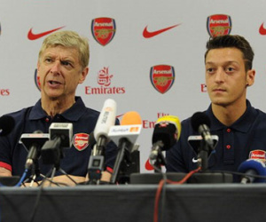 Oezil hối thúc HLV Wenger gia hạn hợp đồng
