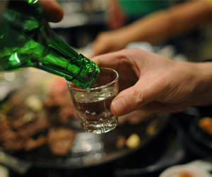 Rót rượu ra chén, ai không uống cạn thì...bắn