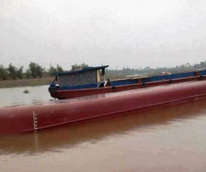 Tàu chở đá lật úp, chồng chết, vợ mất tích