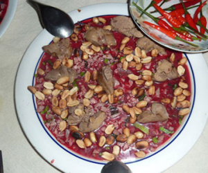Ăn tiết canh rồi uống rượu là diệt được liên cầu?