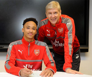 Arsenal ký hợp đồng thi đấu với công nhân vừa thất nghiệp