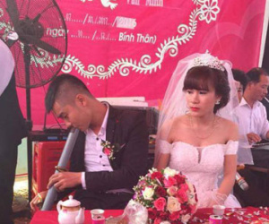 "Cám cảnh" đến cả ngày cưới, ngồi bên cô dâu mà chú rể vẫn tranh thủ vớ điếu cày làm 1 hơi