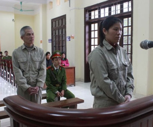 Con gái rủ cha 7 lần buôn súng ngắn xuyên quốc gia