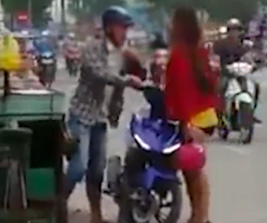 Nam thanh niên bị cô gái trẻ quát tháo và đòi quà ngay giữa đường phố