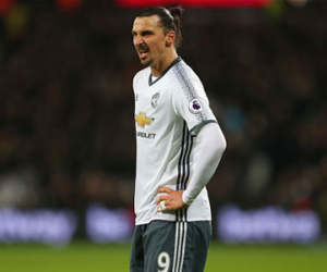 Vì sao Ibrahimovic bị “gạch tên” khỏi trận gặp Hull City?