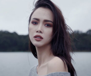 Vũ Ngọc Anh gợi cảm với mốt vai trần