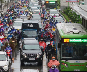 Buýt nhanh BRT "bất lực" giữa dòng xe cộ trong mưa lạnh