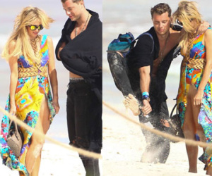 Mải âu yếm bạn trai, Paris Hilton để lộ hết nội y