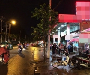 Người đàn ông ngồi vỉa hè bị bạn sát hại từ phía sau