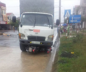 Nữ điều dưỡng tử vong sau va chạm với xe tải