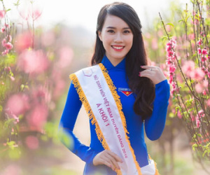 Nữ sinh duyên dáng bên vườn đào ngày cận Tết gây sốt