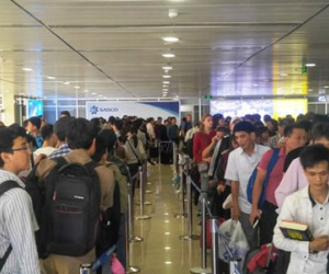 Tân Sơn Nhất trong ùn, ngoài tắc nghiêm trọng từ giữa trưa đến chiều