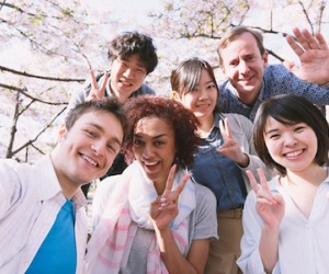 Thói quen giơ tay chữ V khi chụp ảnh có thể làm lộ dữ liệu cá nhân