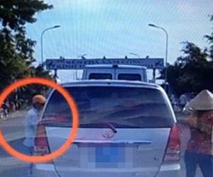 Truy bắt nhóm nước ngoài dàn cảnh trộm túi chứa 2 tỷ đồng