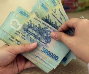Căng thẳng vì chồng thưởng Tết gấp 15 lần vợ