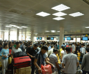 Chen lấn, vượt rào để làm thủ tục ở sân bay Tân Sơn Nhất