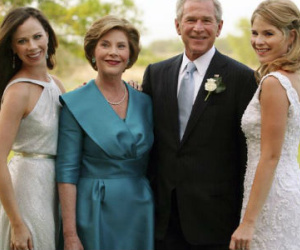 Con gái ông Bush gửi thư "khuyên bảo" con gái ông Obama