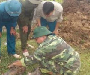 Đạn dưới ghe cát phát nổ khiến một người nguy kịch