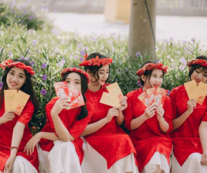 Dân mạng khó rời mắt với "ngũ cô nương" diện áo dài đỏ thắm đón xuân