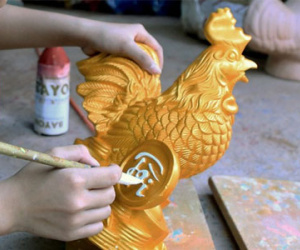 Hối hả sản xuất gốm gà vàng phục vụ Tết