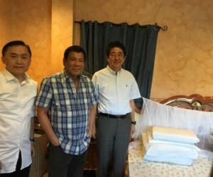 Ông Duterte mời ông Abe ăn sáng, khoe giường ngủ ở nhà riêng