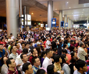 Tân Sơn Nhất ngập người đón Việt kiều về ăn Tết