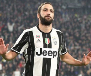 Tán tỉnh người mẫu, Higuain bị mang tiếng "bệnh hoạn"
