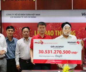 Người đàn ông đeo mặt nạ dị tật nhận thưởng 30 tỷ đồng