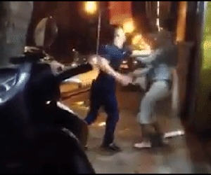 Vợ bụng bầu, đu cửa xe bắt quả tang chồng cặp bồ và nỗi tủi hờn khôn tả