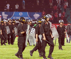Cảnh sát vào sân hộ tống trọng tài V-League
