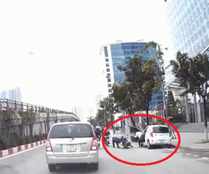Clip: Pha mở cửa xe "vô tình" khiến người đàn ông khốn đốn