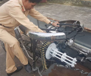 Độ cả súng đại liên, băng đạn trên mô tô