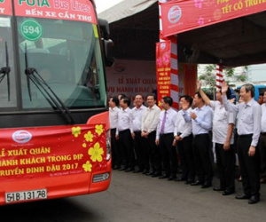 Bí thư Thăng thăm hỏi hành khách về quê ăn Tết
