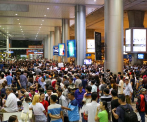 Biển người đón Việt kiều trong đêm cuối tuần ở Tân Sơn Nhất