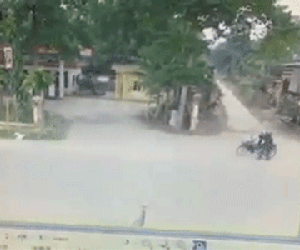 Clip: Người đàn ông "biến mất" trong tích tắc khi bị xe ô tô phóng siêu tốc tông trúng