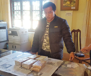 CSGT truy bắt kẻ vận chuyển 10 bánh heroin