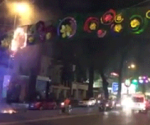 Đèn trang trí trên đường phố Sài Gòn bốc cháy