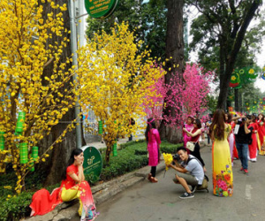 Giới trẻ hào hứng chụp ảnh ngày sắp tết