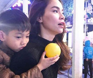 Hồ Ngọc Hà tình cảm cõng con trai trên phố đông Hà Nội