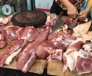 Thịt lợn rẻ nhất 10 năm: 1 kg thịt không bằng 1 cân khoai