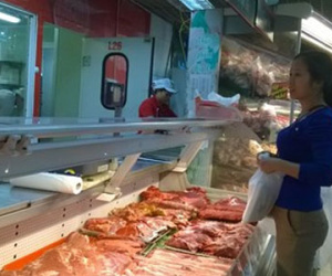 Vì sao giá lợn hơi giảm, giá thịt bán vẫn cao?
