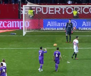 CR7 ném bóng vào lưng đối thủ, ăn vạ kiếm phạt đền