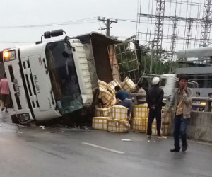 Lật xe tải, hàng trăm con cua bò ra đường