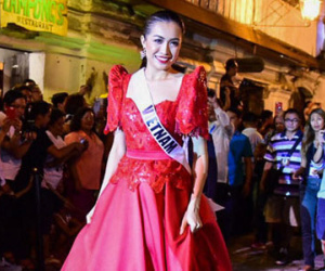 Lệ Hằng catwalk cùng dàn người đẹp Miss Universe trên phố cổ Philippines