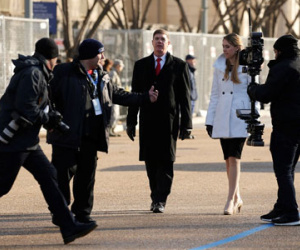 Lính Mỹ thắt cà vạt đỏ, đóng giả Trump diễn tập nhậm chức